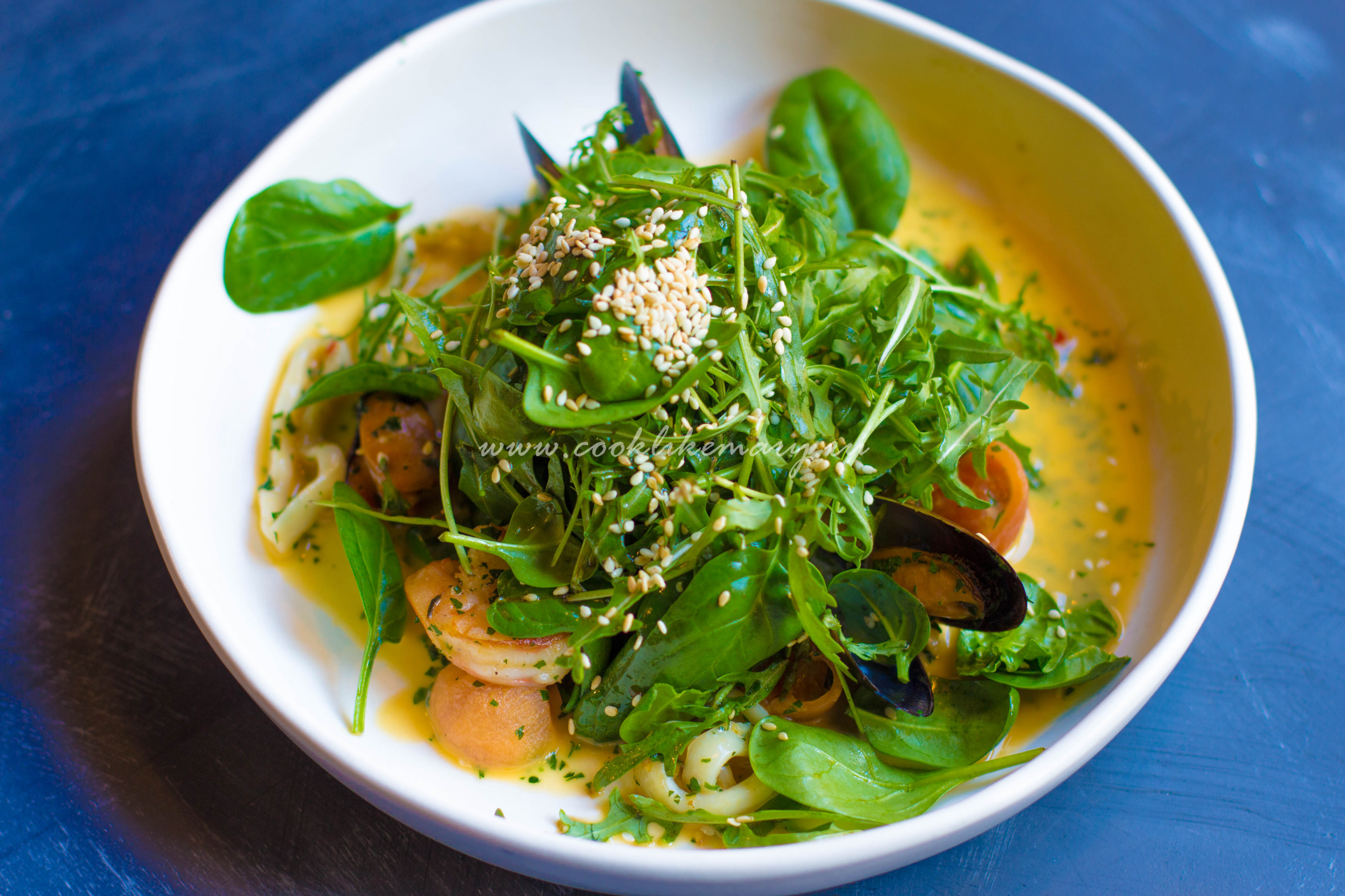 Летняя кухня: салат с морепродуктами по рецепту ресторана Nama