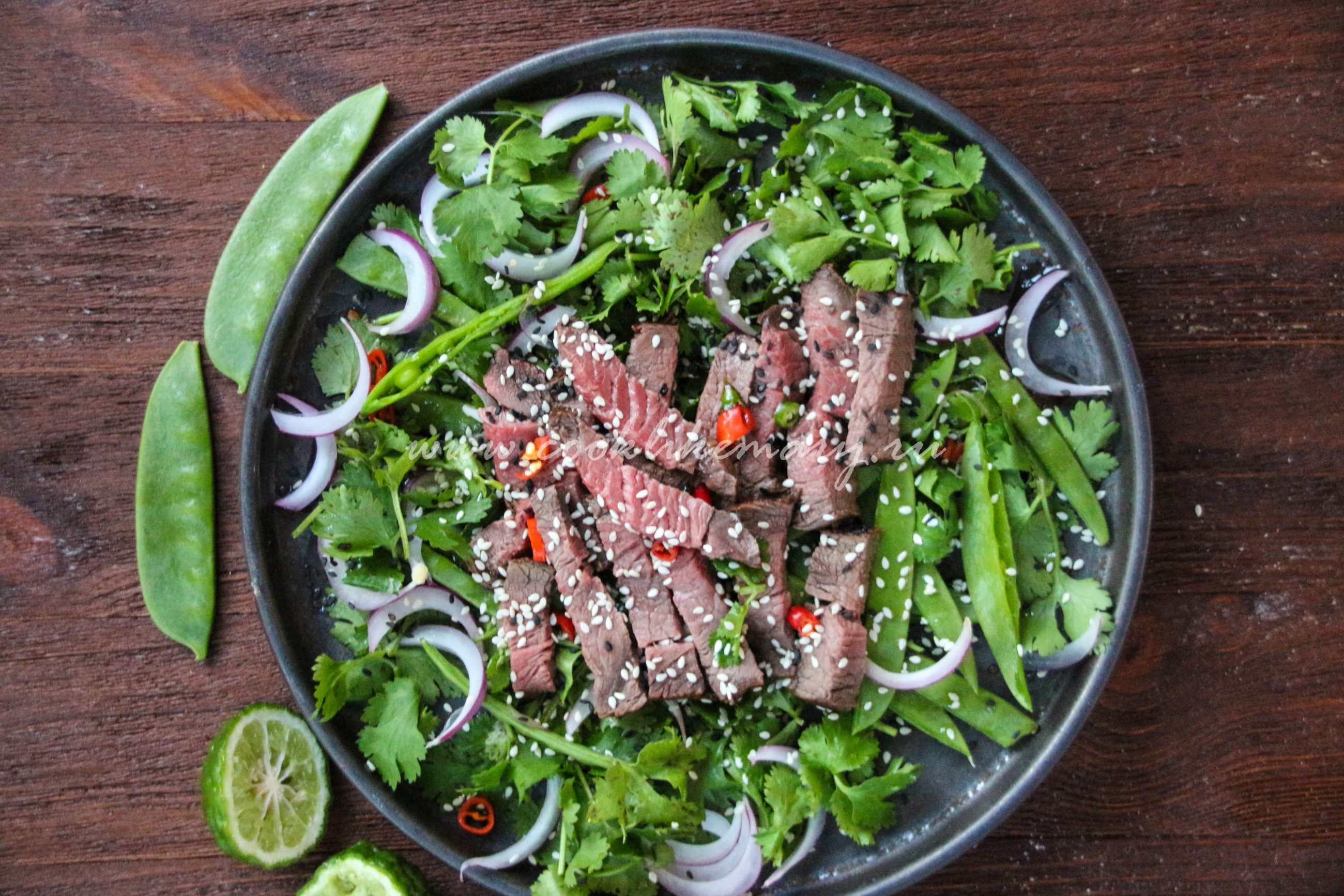 Тайский жареный салат с говядиной