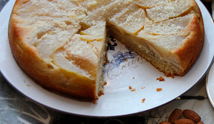 Грушево-имбирный пирог с миндалем
