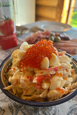 Королевский  салат с кальмарами, крабовыми палочками и перепелиными яйцами
