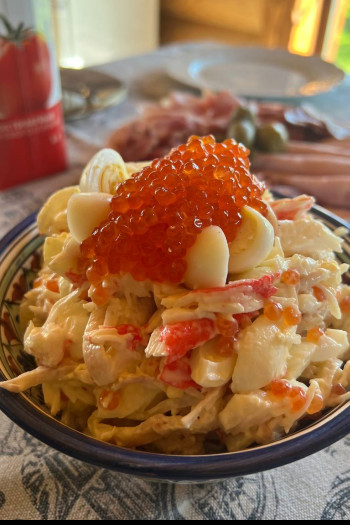 Королевский  салат с кальмарами, крабовыми палочками и перепелиными яйцами