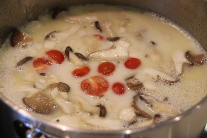 Тайский суп Том Кха с кокосовым молоком и курицей – рецепт с фото