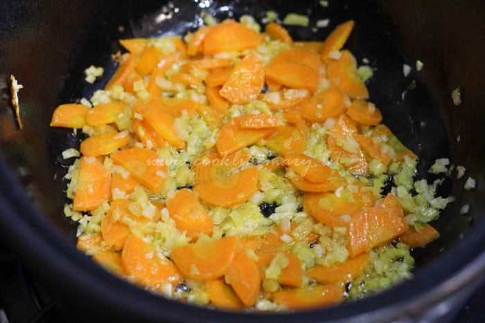 Обжаривание имбиря, чеснока и моркови