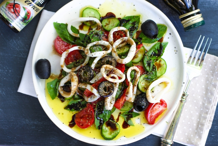 Салат с кальмарами и свежими овощами