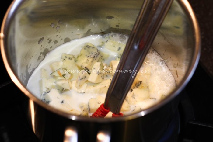 Подготовка соуса из сыра с голубой плесенью