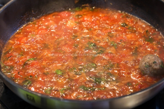 Митболы в томатном соусе