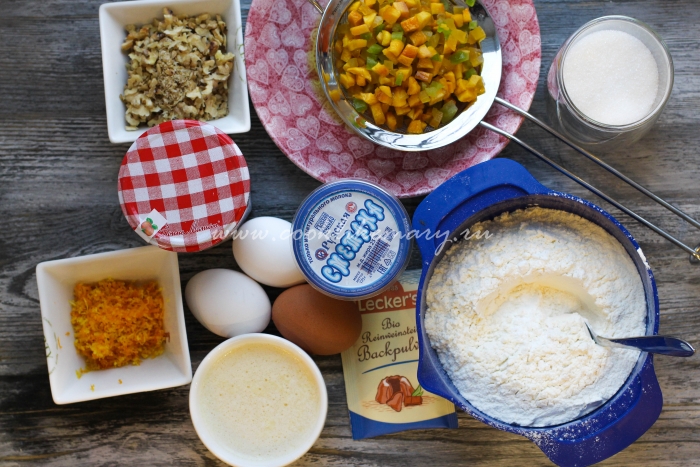 Ингредиенты для рождественского кекса с сухофруктами и орехами Ингредиенты для рождественского кекса с сухофруктами и орехами