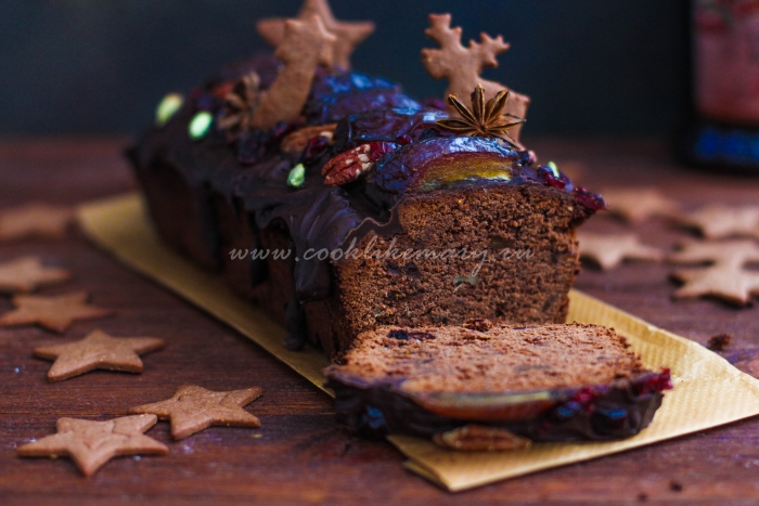Готовый шоколадный рождественский кекс с инжиром и финиками