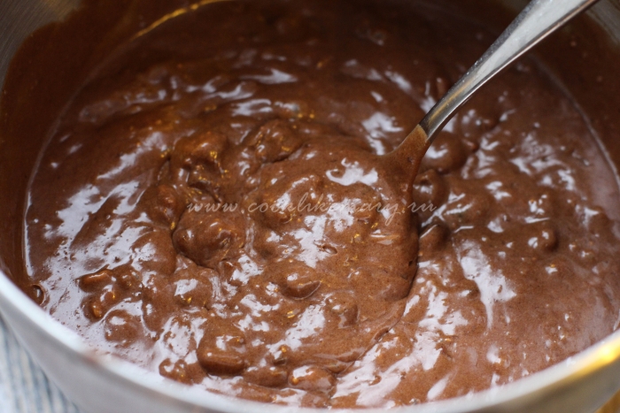 Введите шоколадно-масляную смесь и взбейте до однородного состояния