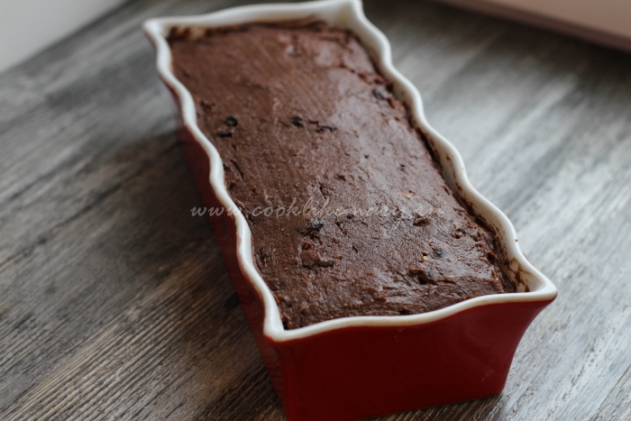 Тесто для шоколадного кекса в форме для выпекания