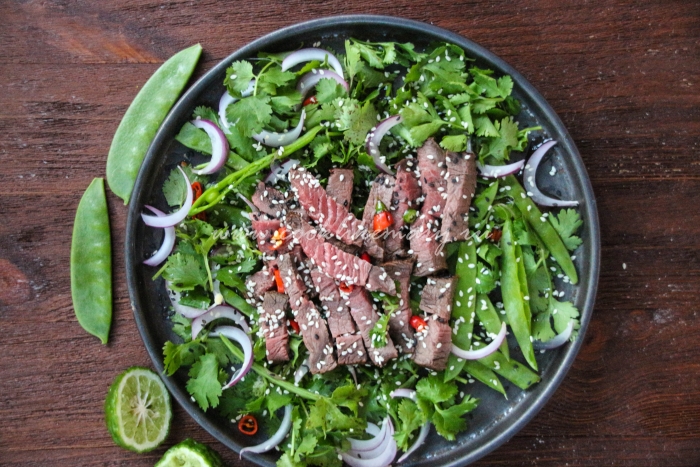 Салат с говядиной и зеленым горошком (Nam tok)