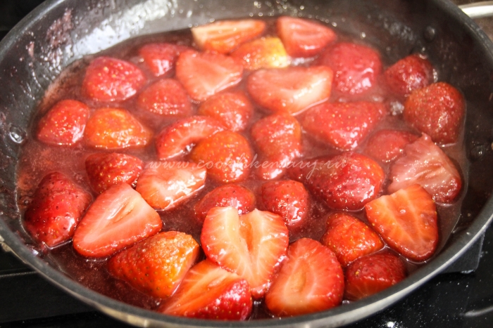 Подготовка клубники для начинки ягодного открытого пирога
