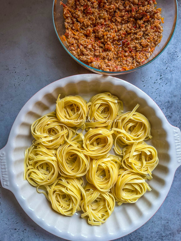 Гнёзда из макарон с куриным фаршем и овощами