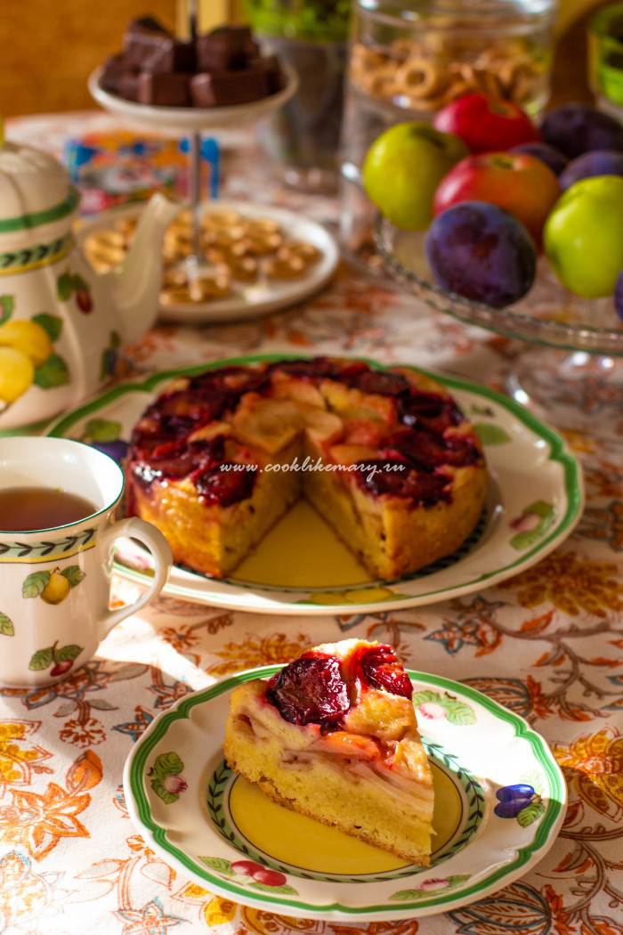 Шарлотка со сливами, яблоками и грушами