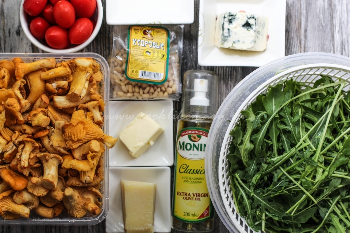 Ингредиенты для теплого салата с жареными лисичками, рукколой и помидорами под соусом из голубого сыра
