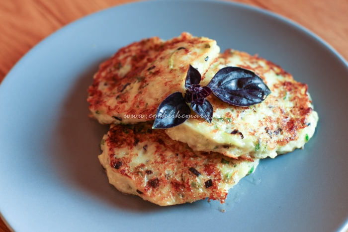 Кабачковые оладьи с сыром и зеленью 