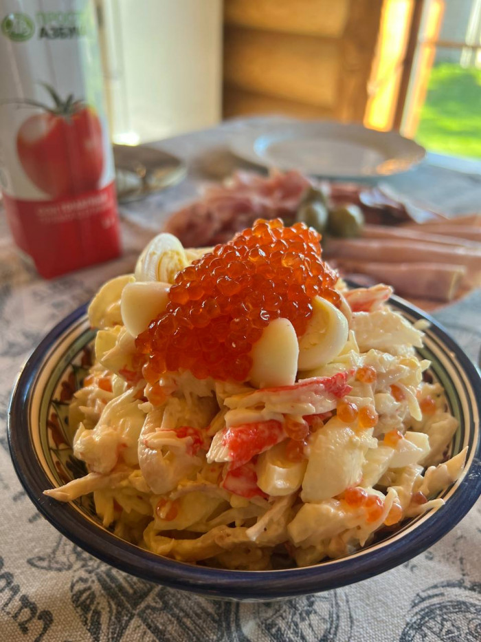 Королевский  салат с кальмарами, крабовыми палочками и перепелиными яйцами