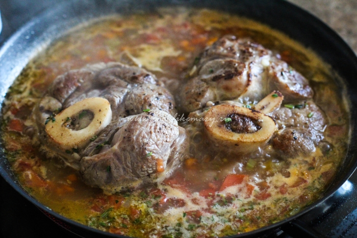 Добавьте бульон к мясу и овощам Как вкусно приготовить говяжью голень