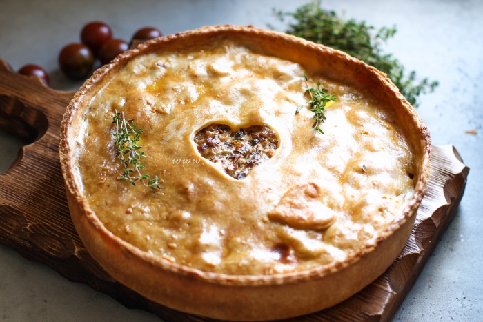 Готовый пирог с кроликом и грибами Мясной пирог со сливочной начинкой
