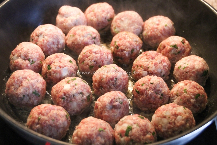 Обжарьте на сковороде с маслом Вкусные фрикадельки