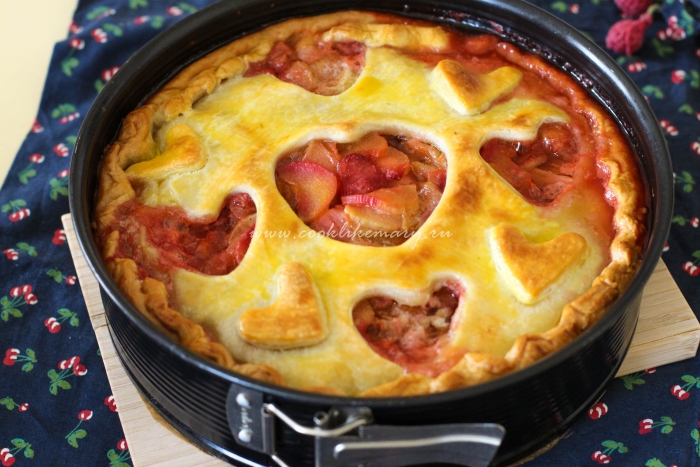 Пирог с ревенем и клубникой в форме Пирог с кисло-сладкой начинкой