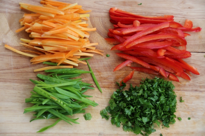 Как нарезать овощи для лапшы в азитском стиле