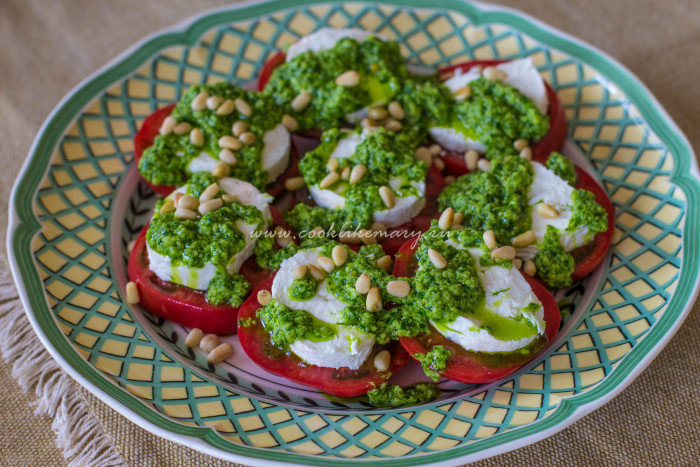 Салат с козьим сыром, томатами и соусом песто