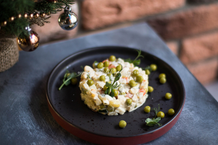 Оливье с нежной куриной грудкой, битыми огурцами и соусом аойли