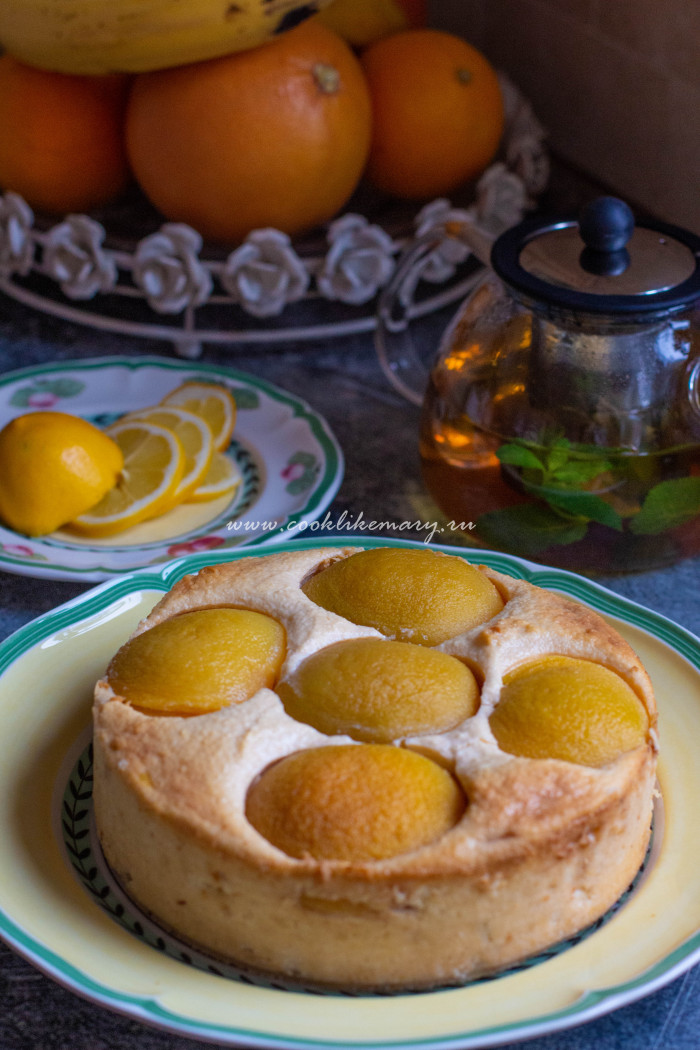 Творожная запеканка с кокосом и персиками