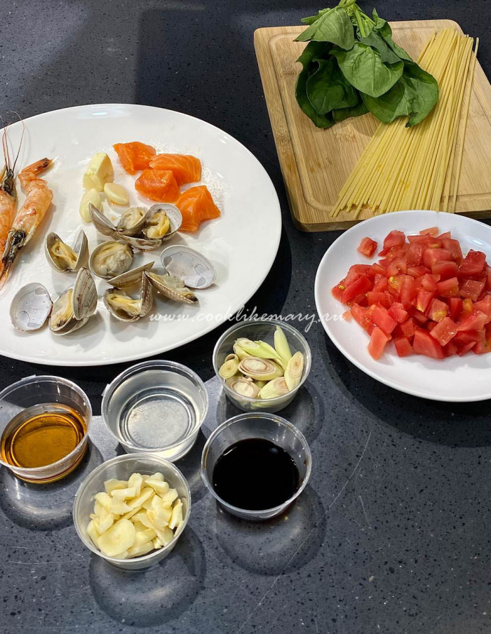 Ингредиенты для спагетти в кокосово-томатном соусе с морепродуктами
